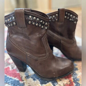 Frye Jenny Cut Brown Leather Distressed Stud Pull On Moto Ankle Booties